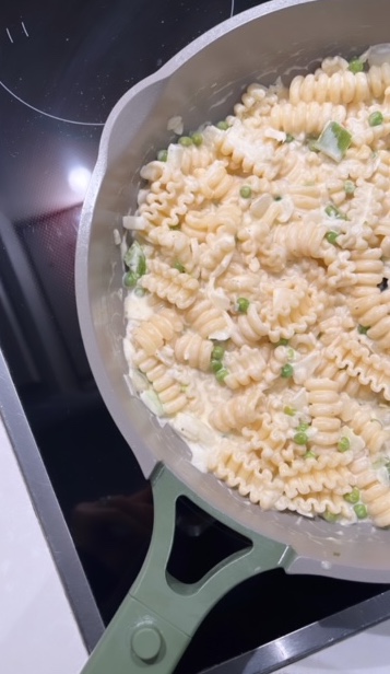 EASY, QUICK DINNER: CREAMY, ZESTY, PEA PASTA